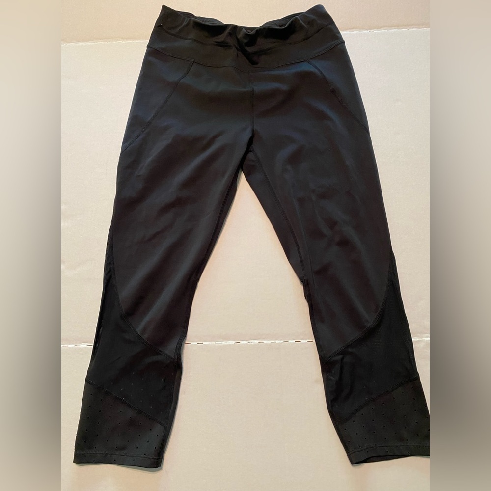 Athleta Laser Mesh Sonar Capri Tights Size Medium Black Yoga Running Leggings